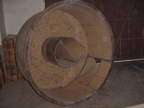 光明陶瓷原料长石加工粉体输送管线防磨工程成功运行一年,使用效果良好.